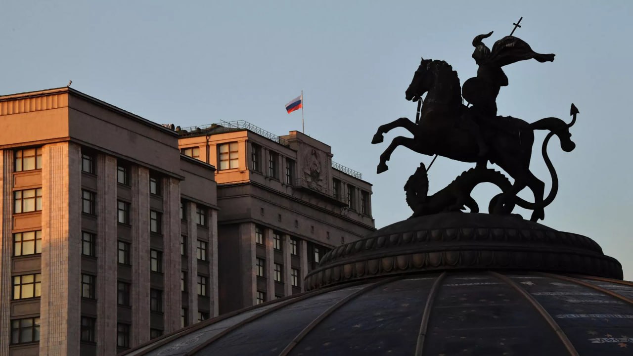 Новый законопроект о коллекторах внесут в ГД: что изменится? Важные изменения: • Предлагается запретить МФО и коллекторским организациям взыскивать долги через судебный приказ • Инициатива направлена на внесение изменений в статью 122 ГПК РФ • Законопроект внесен группой депутатов ЛДПР во главе с Ярославом Ниловым Суть проблемы: • Сейчас существует ускоренное производство через судебный приказ • Ответчик узнает о долге только на стадии принудительного взыскания • Часто возникают конфликты при передаче небольших долгов от банков коллекторам Причины изменений: • Многочисленные жалобы граждан на недобросовестное поведение взыскателей • Повышение социальной напряженности при работе коллекторов • Отсутствие должной защиты прав должников Позиция авторов: • Предлагается поэтапное ограничение деятельности коллекторов • Конечная цель - полный запрет коллекторской деятельности в России • Инициатива направлена на защиту граждан от агрессивного взыскания долгов , чтобы быть в курсе всех важных новостей! #законопроект #коллекторы #правадолжников #финансы #законодательство #Николаевск27 #Николаевск_на_Амуре