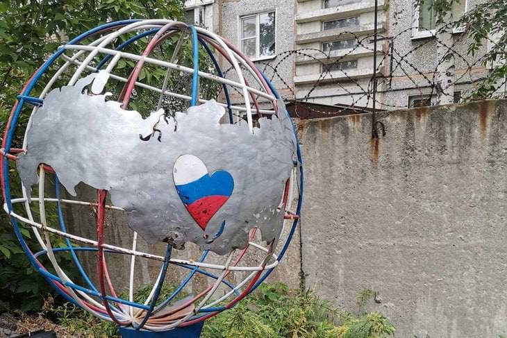 В Иркутске экс-чиновницу осудили за падение арт-объекта на детей.  Бывшую сотрудницу «Городской среды» признали виновной в халатности — на детской площадке в сквере у кинотеатра «Россия» дважды упал металлический шар. Пострадали 4-летний мальчик и девочка.  Чиновница не устранила опасный объект после первого случая. Суд дал ей 2,5 года условно.    Подписаться   Прислать новость