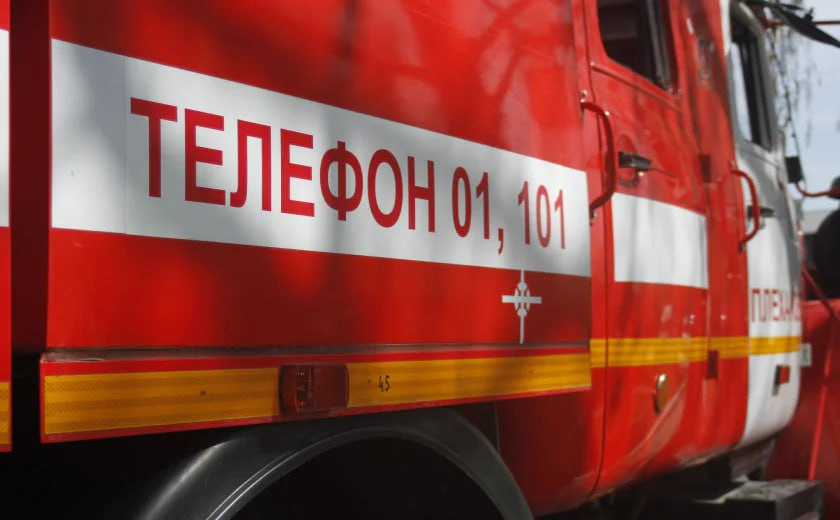 На проспекте Ленина произошел пожар: двое человек погибли  В Туле на проспекте Ленина в доме 131 произошел пожар. По сообщению СК РФ по Тульской области, там погибли двое человек.  На месте работают подразделения МЧС: четыре единицы техники и семь человек личного состава.  В региональном СК РФ устанавливают обстоятельства гибели двух человек. Для этого назначат судебные экспертизы. Следственная группа выехала на осмотр места происшествия.  Подробности происшествия уточняются.  UPD: На месте работали пять единиц техники и 13 человек личного состава. Возгорание ликвидировали на площади 45 квадратов.  Двое человек погибли - 58-летняя женщина и мужчина, чью личность устанавливают. Пять человек эвакуировали.