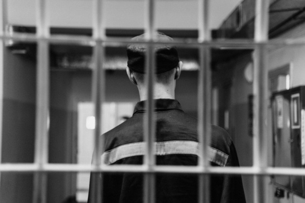 «Приверженцам экстремистской идеологии» и иностранцам запретят переводиться в колонии ближе к месту проживания родственников. Правительственная комиссия одобрила инициативу Минюста о лишении указанных категорий заключенных возможности перевода в колонии по месту жительства родственников. Соответствующие поправки планируется внести в Уголовно-исполнительный кодекс. Сейчас заключенные имеют право на такой перевод однократно, за исключением осужденных за определенные преступления и причастных к терроризму для них место отбывания наказания определяет ФСИН . Теперь в эту категорию включат «приверженцев экстремистской идеологии» и всех иностранцев. Минюст объясняет это ростом числа иностранных заключенных. Кавказский хребет - ПОДПИСАТЬСЯ