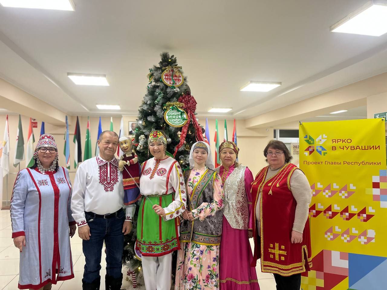 Бабушка Укахви объединяет народы культурой В Чувашии стартовали Год единства народов России и Год дружбы народов В связи с этим символичной стала встреча с мудрой бабушкой Укахви из Чувашского театра кукол Мероприятие прошло в Доме дружбы народов где заслуженная артистка Юлия Мельник в образе Укахви общалась с представителями национально культурных объединений Участники делились особенностями своих культур Инзиля Сафиуллова рассказала о татарском языке и использовании Пушкинской карты нацпроекта Семья Геннадий Иванов научил марийским словам Любовь Петрякова показала национальный мордовский костюм а Ильсия Нафикова угостила национальным татарским блюдом эчпочмаком Елизавета Долгова из Дома дружбы народов представила программу мероприятий проекта Ярко в Чувашии Читать подробнее нацпроектсемья ХЫПАР ПРЕДЛОЖИТЬ НОВОСТЬ