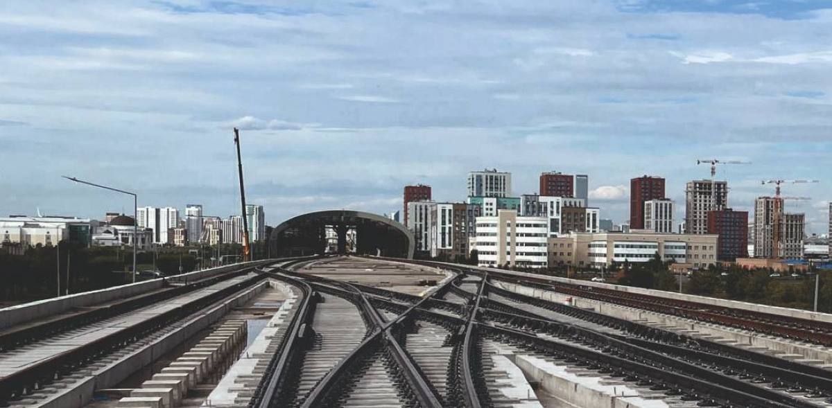 Завершена укладка рельсов на основной линии LRT в Астане В столице завершён один из ключевых этапов строительства стратегического транспортного проекта — линии LRT. На участке протяжённостью 22,4 км уложено 89 600 погонных метров рельсов на станциях №101–118 и перегонах между ними. В настоящее время ведутся работы по сварке рельсов, после чего начнётся их окончательное закрепление. При строительстве применены рельсы из углеродистой стали с высоким содержанием железа. Они установлены на предварительно напряжённые шпалы по технологии бесшовной укладки с использованием современной системы крепления DTVII2-1. Такая технология позволяет значительно снизить шум и вибрацию при движении поездов, обеспечивая комфорт пассажиров и жителей близлежащих районов. Следующим этапом станет монтаж эвакуационных платформ, которые обеспечат безопасность пассажиров в случае чрезвычайных ситуаций.