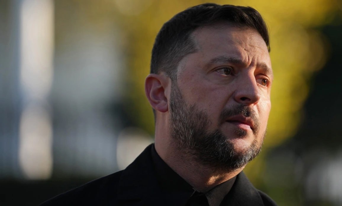 Президент Украины Владимир Зеленский анонсировал важные переговоры на следующей неделе в которых будет участвовать не только украинская делегация но и он сам Наша команда вместе с американскими представителями уже на этой неделе в конце недели продолжит приближать пункты которые есть у нас по результатам Женевы к такой форме которая выведет на дорогу к миру и гарантиям безопасности Будет встреча делегаций Зеленский отметил что украинская делегация будет хорошо подготовлена и настроена на предметную работу Кто будет представлять американскую сторону на переговорах он не уточнил Ранее глава офиса украинского лидера Андрей Ермак сообщил что Зеленский хочет как можно скорее встретиться с президентом США Дональдом Трампом Фото Andrew Harnik Getty Images РБК в Telegram и MAX