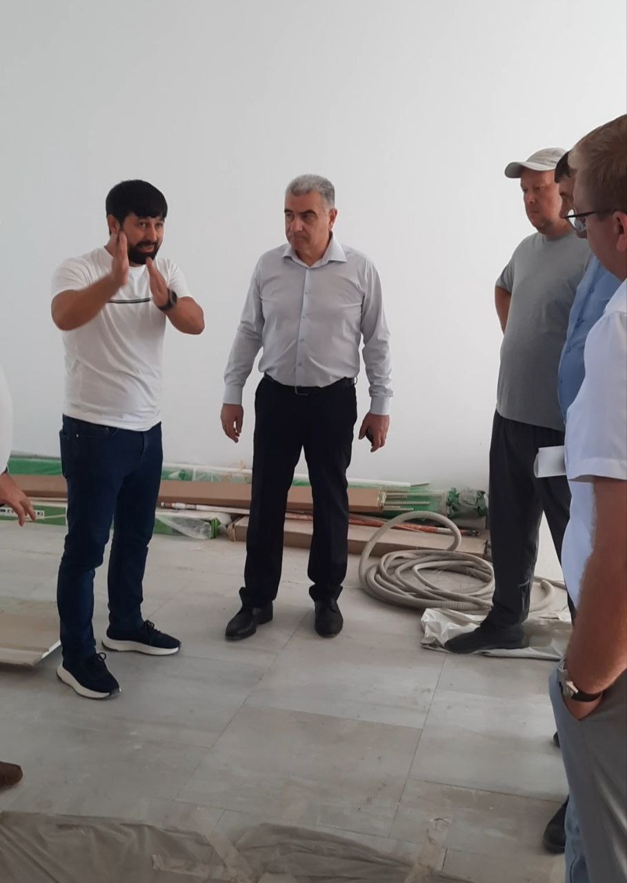 Обновленная школа села Натырбово готовится принять учеников в новом учебном году. Ознакомился с очередным этапом капитального ремонта. Сегодня здесь начаты работы по благоустройству прилегающей территории, - рабочие уже приступили к демонтажу старого ограждения. Также запланирована установка игровых площадок для младших школьников, оборудование зоны отдыха с лавочками и клумбами. Учебные классы готовы к размещению нового современного оборудования, поставка которого запланирована на ближайшие дни. Этот масштабный проект стал возможен благодаря совместным усилиям региональных властей и активному участию района в программах господдержки, в частности, в нацпроекте "Молодёжь и дети". #Кошехабльскийрайон #Нацпроекты