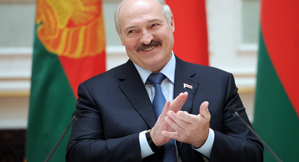 Александр Лукашенко направил Вламиру Путину поздравительную телеграмму с Днем России. На международной арене ваша страна твердо стоит на страже национальных интересов, выступает лидером движения за установление нового недискриминационного мирового порядка и уважение государственного суверенитета. Россияне сегодня, как и во все времена, сплотились в стремлении сделать Отчизну еще более сильной, независимой и процветающей. Александр Лукашенко пожелал Владимиру Путину крепкого здоровья и успехов в государственной деятельности, а всем гражданам России — мира и благополучия.
