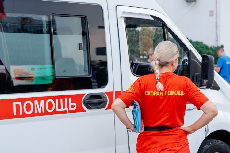 Медики спасли жизнь поклоннице Лолиты на концерте в Геленджике В разгар концерта одной из зрительниц резко стало плохо врачи диагностировали инсульт Бригада скорой помощи дежурившая на мероприятии немедленно оказала необходимую помощь стабилизировав состояние женщины Мы всегда в райдер включаем скорую Благодаря этому вчера женщине спасли жизнь оперативно и быстро Это был инсульт отметила Лолита в своём Telegram канале Фото Геннадий Дьячук Отправить новость Подписаться