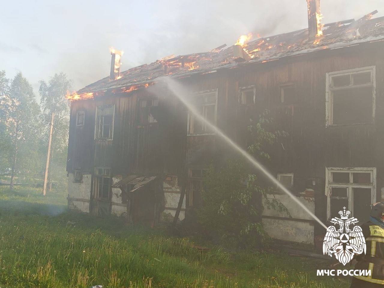 #ДежурныеСутки За минувшие сутки огнеборцы ликвидировали пожар в неэксплуатируемом здании по улице Советская в посёлке Войвож на площади 100 квадратных метров. Пострадавших нет. Предварительная причина пожара – неосторожное обращение с огнем. Главное управление МЧС России по Республике Коми напоминает: будь осторожен при использовании открытого огня; место для курения оборудуй пепельницей из негорючих материалов; убедись, что потушил сигарету; приобрети огнетушитель: поможет справиться с пожаром на начальной стадии. МЧС Республики Коми