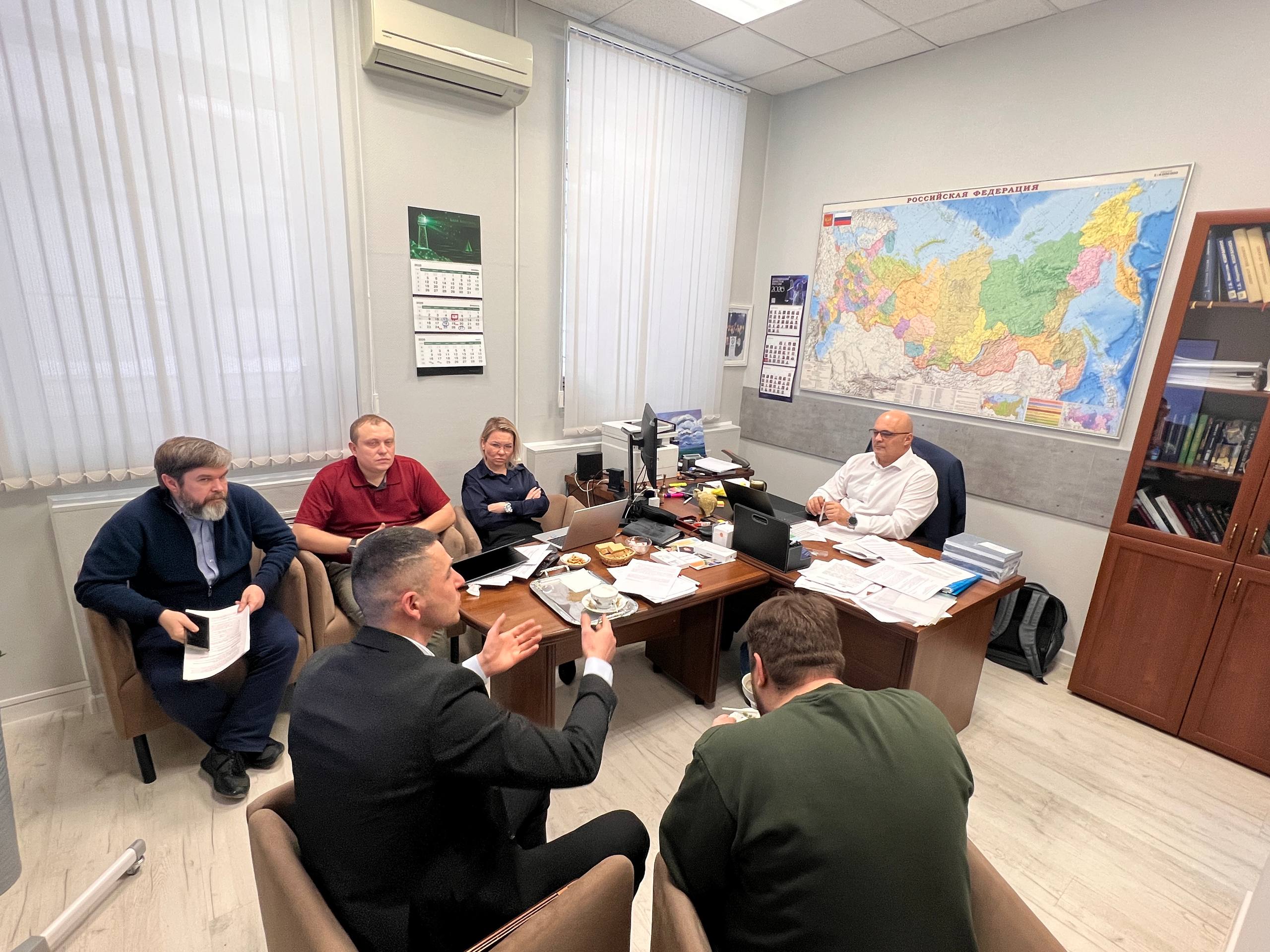 В АПМО обсудили возможности применения искусственного интеллекта в адвокатской деятельности 16 февраля в Адвокатской палате Московской области состоялось рабочее совещание посвящённое использованию технологий искусственного интеллекта в работе адвоката В обсуждении приняли участие первый вице президент АПМО Михаил Толчеев вице президент Александра Цветкова системный администратор Антон Сонаев председатель квалификационной комиссии Михаил Мещеряков а также разработчики программы Plevako ai сооснователи компании Интеллектуальные юридические системы адвокат Республики Крым председатель КА Бастион Ильхам Гусейнов и генеральный директор компании Егор Тайков Ключевым вопросом встречи стало возможное взаимодействие АПМО с Интеллектуальными юридическими системами Как отметил Михаил Толчеев потенциальная совместная работа может быть направлена на систематизацию дисциплинарной практики при обязательном соблюдении адвокатской тайны В перспективе это должно способствовать формированию более единообразных подходов и решений Квалификационной комиссии Тема внедрения ИИ в адвокатуре ранее уже поднималась на научно практической конференции 14 марта 2025 года Тогда Ильхам Гусейнов и Егор Тайков представили Plevako ai как инструмент призванный ускорить и упростить подготовку правовой позиции и анализ материалов Разработчики подчёркивают что система отличается от традиционных чат ботов тем что опирается не только на генерацию текста а работает с базами данных судебной практики выделяет из материалов дела значимые сведения например сведения о лицах позициях сторон и ключевых аргументах и подбирает релевантные прецеденты под конкретную ситуацию