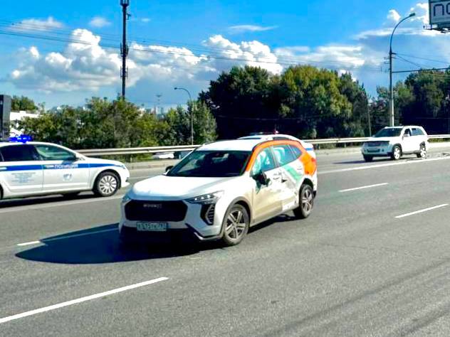 Два ребёнка 10 и 6 лет, а также пять автомобилей: Suzuki Grand Vitara, Toyota Corolla, Chevrolet Aveo, Honda Vezel, Haval Jolion — пострадали в ДТП на проезде Энергетиков, сообщили в пресс-службе ГАИ Новосибирска    Водителем каршерингового кроссовера оказался 19-летний юноша, который допустил столкновение с Сузуки.
