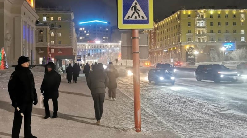 «Пешеход, на переход!»  Школьникам напомнили о правилах перехода через дорогу.  Госавтоинспекторы совместно с инспекторами по делам несовершеннолетних, общественниками и родительским патрулём в нескольких школах города провели профилактическую акцию «Пешеход, на переход!».  Подробнее читайте на нашем сайте.   #зпнорильск #заполярнаяправда #газетанорильск #норильск #талнах #кайеркан #оганер #новостинорильска    ВКонтакте     Telegram