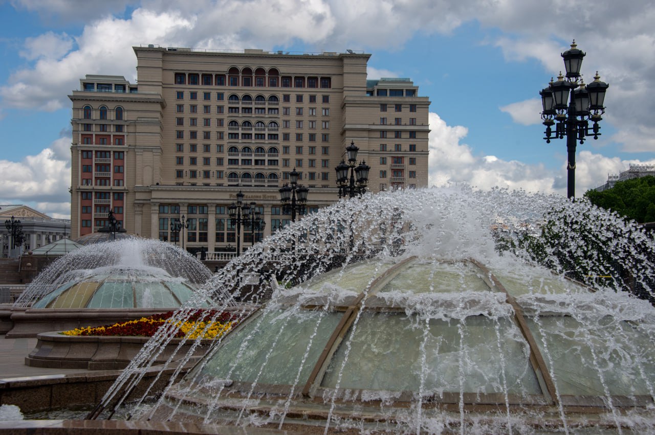 Капитально отремонтируем фонтаны Часы мира Купола и Каскад на Манежной площади в ЦАО Приступили к обновлению одних из самых известных столичных сооружений фонтанов Часы мира Купола и Каскад на Манежной площади В ходе обследований был выявлен ряд дефектов сооружений которые появились после многолетней эксплуатации поэтому приняли решение провести их капитальный ремонт рассказал заместитель Мэра Москвы Петр Бирюков На фонтане Часы мира  заменим поврежденные части остекления купола покрытия и стены гранитной чаши  приведём в порядок гранитные плиты ступеней  отремонтируем электрооборудование и кабельные линии  установим новые светильники подсветки струй и купола  обновим систему водоснабжения и насосного оборудования Одновременно проведём капремонт фонтанов Купола и Каскад  выполним устройство нового гранитного мощения дна чаш  обновим облицовку парапетов  приведем в порядок системы электроснабжения водоснабжения и водоотведения  заменим насосное оборудование и форсунки  отремонтируем помещения насосной станции  поменяем системы диспетчеризации инженерного оборудования Капремонт фонтанов планируется завершить в этом году