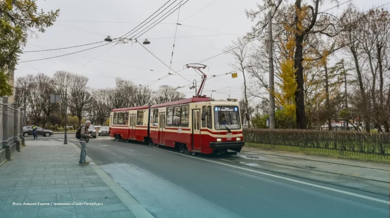 Старейший в городе Трамвайный парк №1 переместится на юг Фрунзенского района, что даст ему новые возможности для развития.  «Крупные проекты модернизации транспортной инфраструктуры города — часть нашей программы «10 приоритетов развития Санкт-Петербурга». Ленинградский- петербургский трамвай – один из символов Северной столицы. Трамвайный парк №1 — старейший в городе. Многие ленинградцы по традиции называют его Коняшинским. В этом году он отметил юбилей – 115 лет. Сегодня инициируем проект, который переведёт его на инновационные рельсы. Территория на Московском проспекте не позволяет это сделать. После переноса в Купчино парк сможет обслуживать и выпускать на линию 109 единиц подвижного состава. Это на 20 больше, чем сейчас», — отметил Александр Беглов.  В обновленном трамвайном парке будут эксплуатировать, обслуживать и ремонтировать многоосные, низкопольные, разносекционные трамвайные вагоны. Технологической особенностью парка станет полный цикл выполнения планово-предупредительного комплекса ремонтных работ подвижного состава нового поколения.       ВКонтакте   Одноклассниках