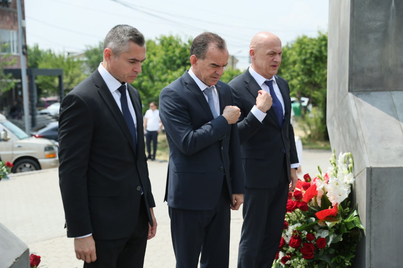 Вениамин Кондратьев посетил мемориальный комплекс героям-казакам в Ереване  Губернатор Краснодарского края продолжает рабочий визит в Республику Армения.    Цветы к мемориалу, посвященному казакам, погибшим во время русско-турецкой войны, возложили глава Кубани Вениамин Кондратьев, вице-губернатор Александр Руппель, главы Краснодара, Сочи и Новороссийска – Евгений Наумов, Андрей Прошунин и Андрей Кравченко.    Мемориальный комплекс открыли в Ереване в 2005 году у храма Русской православной церкви. Памятник представляет собой семиметровый шпиль из базальта, с четырех сторон окаймленный конфигурациями человеческих рук. На них выгравированы надписи: «Кубанское казачье войско», «Всевеликое войско Донское» и «Терское казачье войско».