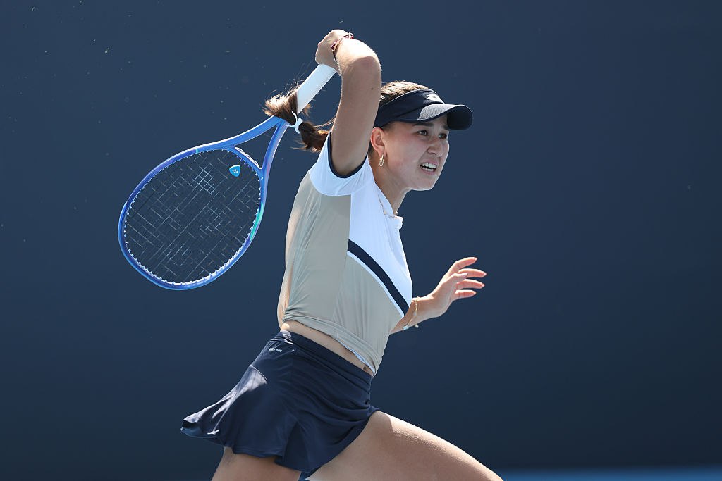 Вторая российская теннисистка за два месяца ушла в сборную Узбекистана Камилла Рахимова занимающая 112 е место в рейтинге Женской теннисной ассоциации перешла в сборную Узбекистана Об этом сообщается на сайте Федерации тенниса Узбекистана На счету 24 летней уроженки Екатеринбурга три титула WTA в парном разряде В этом году Рахимова сенсационно выбила с Уимблдона пятую ракетку мира Джасмин Паолини а на Australian Open дошла до четвертьфинала в парном разряде Мать Камиллы Руфина Рахимова в девичестве Ялалова в молодости была одной из сильнейших теннисисток своей возрастной категории и представляла Узбекскую ССР отметили в федерации Лучшим местом Камиллы Рахимовой в мировом рейтинге было 60 е в декабре 2024 года В октябре стало известно что еще одна россиянка Мария Тимофеева 146 я в рейтинге сменила спортивное гражданство на узбекистанское Getty Images Подписаться на РБК Спорт