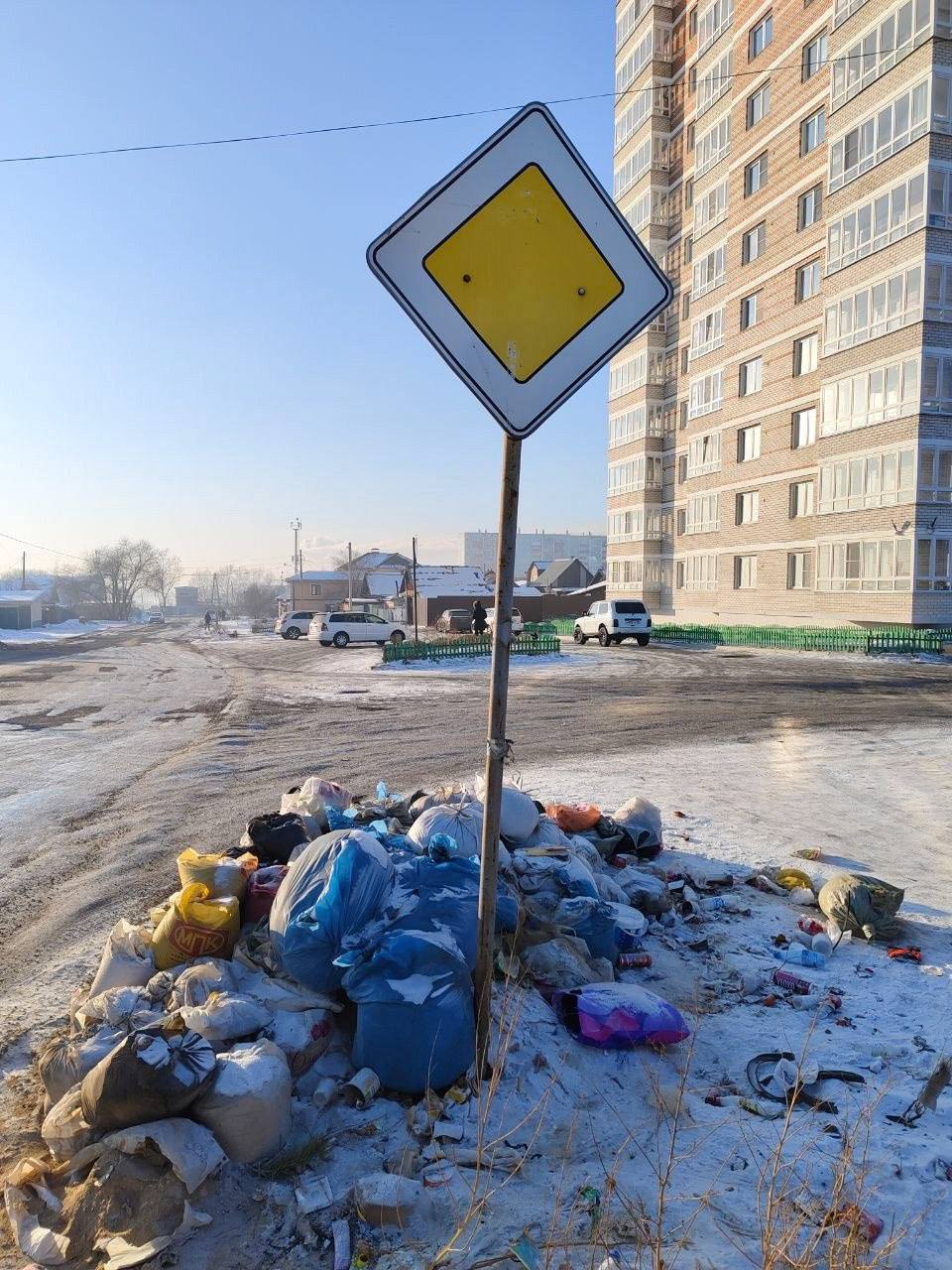 Заместитель руководителя «Народного фронта в Забайкальском крае» Дмитрий Зотов выразил недовольство по поводу того, что жители Читы не доносят мусор до контейнеров и оставляют его на улицах.  На фотографии от 31 января, опубликованной волонтером, запечатлен дорожный знак на улице Шилкинской, а под ним — стихийная свалка с бытовыми отходами в пакетах.  «Очевидно, что успешность мусорной реформы зависит от властей. Однако плохо организована она не только из-за них. Эти конкретные кучи мусора создали сами жители, которые не хотят дойти до контейнера и действуют по принципу «а куда мне девать?», им всё равно. В результате мы живём в условиях, которые заслуживаем. Каждый должен вносить свой вклад в изменения вокруг, начиная с малого — например, с похода к урне», — отметил Дмитрий Зотов.  А ведь так и есть    Давайте вместе сделаем нам город чище     -75, Чита   Отправь контент, а мы опубликуем