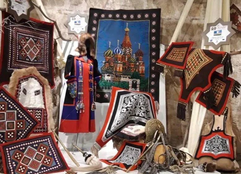 Проект "Творческая мастерская народных художественных промыслов" выиграл президентский грант и теперь поможет школьникам и молодежи познакомиться с традиционными ремеслами Якутии. За инициативу отвечает Радомира Баишева — руководитель выставочного отдела центра "Симэх". В мастерской участники научатся национальному шитью, работе с берестой, ювелирным, керамическим и косторезным делом. Команда проекта — работает на стыке традиций и современных методов. Организаторы хотят показать: ремёсла могут быть интересны молодёжи и стать частью их повседневной жизни.