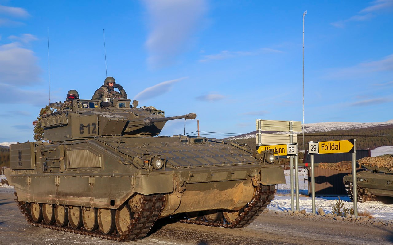 Финский завод в Латвии обещает 100 бронетранспортеров Patria 6x6 в этом году Об этом заявил Василий Грачев, директор компании Defence Partnership Latvia, входящей в финскую группу Patria. Более того, он подчеркнул, что с 2026 года планируется производство и боевых машин пехоты ASCOD. Только вот на данный момент на предприятии, открытом ровно год назад, произведено чуть более 20 бронемашин. Ранее стало известно, что Украина станет полигоном для испытаний Patria 6x6 латвийского производства, которые будут поставляться Киеву.