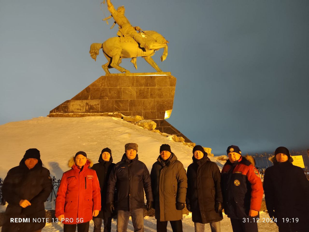 До Нового года в республике остались считанные часы.     Совместно с  заместителем премьер-министра Правительства Республики Башкортостан Иреком Хайривариевичем Сагитовым и первым заместителем главы Администрации города Уфы Сергеем Петровичем Кожевниковым посетили места массового отдыха людей в столице и оценили уровень готовности площадок к проведению праздничных мероприятий.   Желаю всем весело и безопасно встретить Новый год!