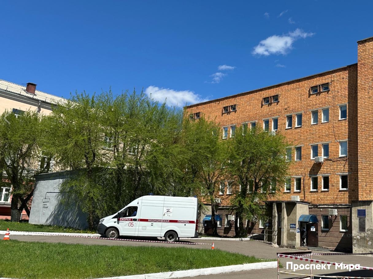 В Красноярске 2-летняя девочка облилась уксусной кислотой. Ей сделали пересадку кожи. Об этом случае рассказали в минздраве края. Сообщается, что недавно девочка 2 лет 7 месяцев выпила уксусную кислоту, а потом пролила ее на себя. Ребенка экстренно доставили в больницу с химическими ожогами ротоглотки и брюшной стенки, лобковой области и бедер. По словам врача-педиатра педиатрического отделения № 2 Ангелы Шайхутдиновой, родители не сразу заметили, что дочь не только выпила кислоту, но и пролила её на себя. По этой причине врач осмотрел девочку только через 40 минут, и кислота успела «нанести серьезный урон». Ребенка перевели в ожоговый центр краевой клинической больницы, где он провел почти месяц. «Для восстановления кожного покрова пришлось выполнить аутодермопластику — хирургическую операцию, при которой поврежденный участок кожи замещается кожным лоскутом, взятым с другого участка тела того же пациента». Как пояснил врач травматолог-ортопед краевого ожогового центра Вячеслав Муравьёв, глубокие поражения при химических ожогах самостоятельно зажить не могут — поэтому девочка должна наблюдаться у врача, чтобы последствия ожогов не отразились на её здоровье по мере взросления.