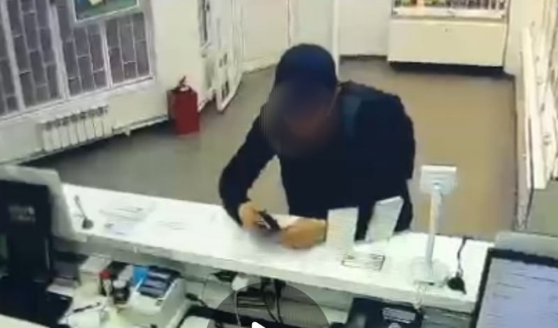 Попросил показать и украл смартфон В Хабаровске в магазин цифровой техники на Краснореченской пришёл покупатель и попросил показать смартфон за 44 тысячи рублей. Продавец дал его посмотреть и отвлёкся. В это время посетитель убежал вместе со смартфоном. Полицейские задержали покупателя. Ему 32 года, ранее судим за мошенничество. Смартфон он продать не успел, его изъяли. Возбуждено уголовное дело о грабеже. Подписаться Прислать новость