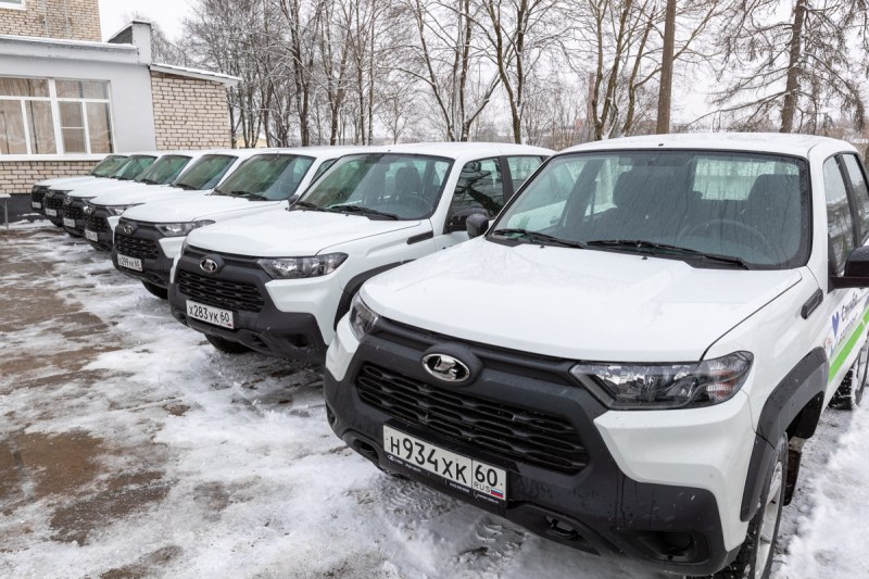 20 новых автомобилей отправятся в муниципалитеты Псковской области  Ключи от них глава региона Михаил Ведерников передал главврачам медицинских учреждений, которые оказывают первичную медико-санитарную помощь или расположены в сельской местности.    «Лады» пополнили автопарк Великолукского межрайонного филиала ПОКБ, Островской межрайонной больницы и двух ее филиалов в Опочке и Пушкинских Горах, Невельской межрайонной больницы с филиалом в Новосокольниках, а также Бежаницкой, Порховской, Псковской и Струго-Красненской межрайонных больниц.  Губернатор подчеркнул, что новый транспорт будет использоваться для выезда к пациентам на дом, доставки лекарств даже в самые отдаленные районы, перевозки больных и транспортировки материалов для лабораторных исследований.    СОСЕДИ60        ДАТЬ БУСТ      Отправить нам новость