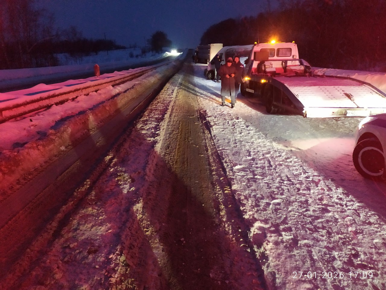Прокурор Гороховецкого района возбудил дело об административном правонарушении в отношении ООО Союз Автодор в связи с неудовлетворительным состоянием участка федеральной трассы М 7 Волга Прокуратурой Гороховецкого района на постоянной основе проводятся проверки исполнения законодательства о безопасности дорожного движения В ходе надзорных мероприятий проведенных с привлечением ОГИБДД Отд МВД России по Гороховецкому району на участках ФАД М 7 Волга установлено наличие снега и зимней скользкости работы по расчистке дорожного полотна своевременно не проводились Неудовлетворительные дорожные условия послужили одной из причин более 10 дорожно транспортных происшествий В соответствии с контрактом на оказание услуг по содержанию автомобильных дорог заключенным между ФКУ Упрдор Москва Нижний Новгород и ООО Союз Автодор на последнем лежит ответственность за обеспечение бесперебойного и безопасного функционирования в том числе автодороги М 7 Волга По результатам повторной проверки заместителем прокурора района в отношении юридического лица возбуждено дело об административном правонарушении по ч 1 ст 12 34 КоАП РФ несоблюдение требований по обеспечению безопасности дорожного движения при содержании дорог В настоящее время автомобильная дорога приведена в надлежащее состояние