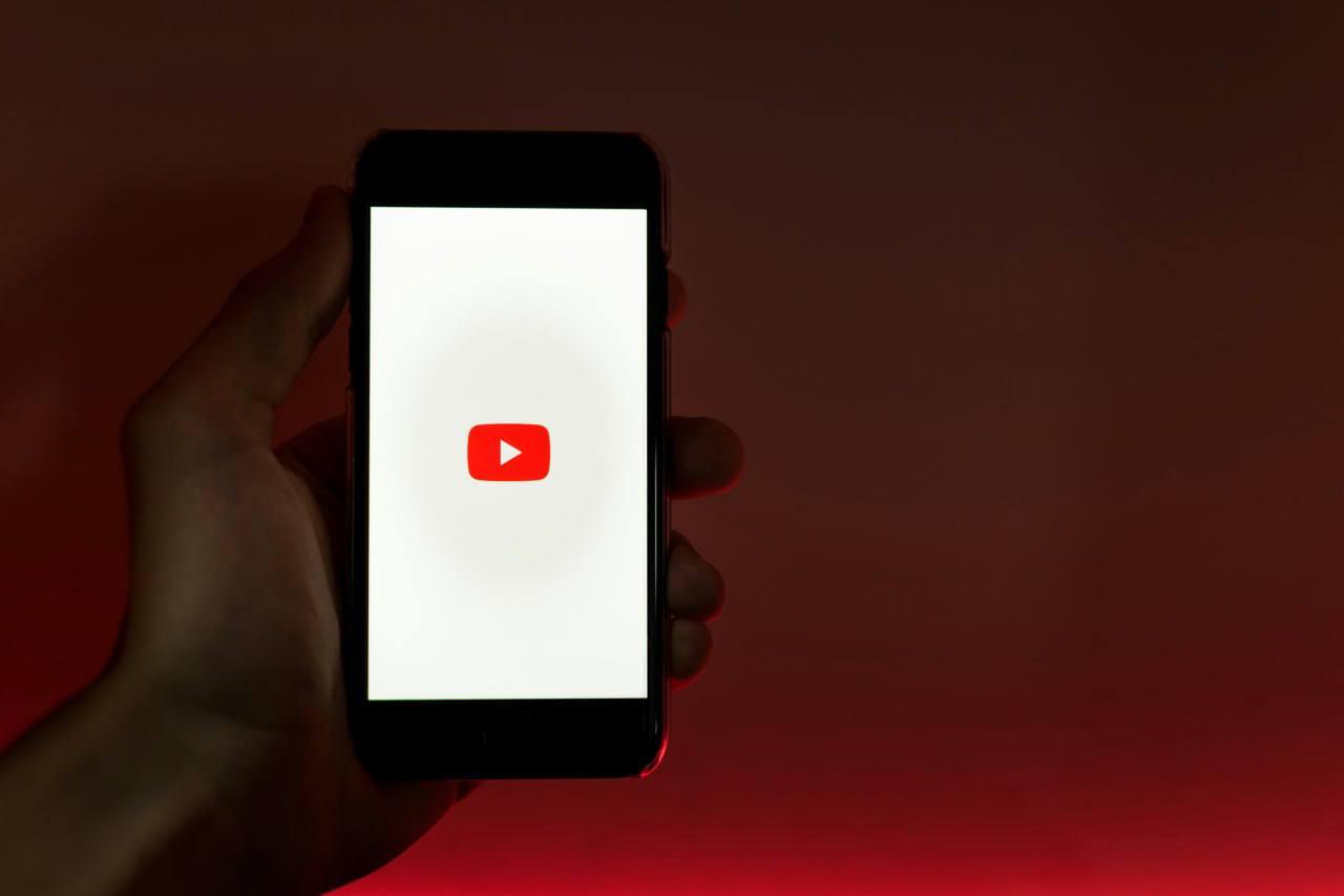 YouTube «ожил»  Несмотря на замедление видеохостинга, в период с 30 сентября по 6 октября средний охват аудитории длинных роликов на YouTube почти вернулся к показателям 2023 года.  А вот рассчитанные на молодежь Shorts продолжают терять зрителей. По сравнению с 2023 годом они лишились более половины уникальных просмотров.  Оптимистам напомним: не существует той гаечки, которую нельзя подзатянуть.   Пожалуй, лучший телеграм-канал о маркетинге