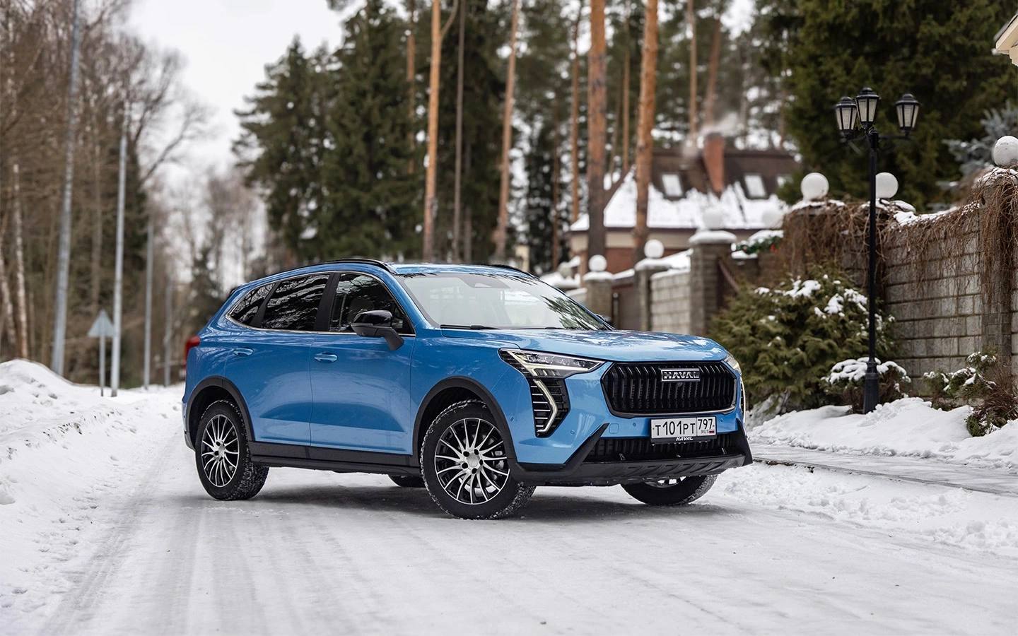 Россияне в 2025 году купили рекордное число кроссоверов В 2025 году 71 1 от всех проданных новых автомобилей оказались кроссоверами и внедорожниками следует из данных Автостата Аналитики пояснили что доля сегмента SUV на российском авторынке по итогам целого года впервые преодолела отметку в 70 установив тем самым новый рекорд Прежний рекорд был зафиксирован год назад в 2024 году тогда доля кроссоверов и внедорожников составляла 67 7 Подписаться на телеграм канал Autonews