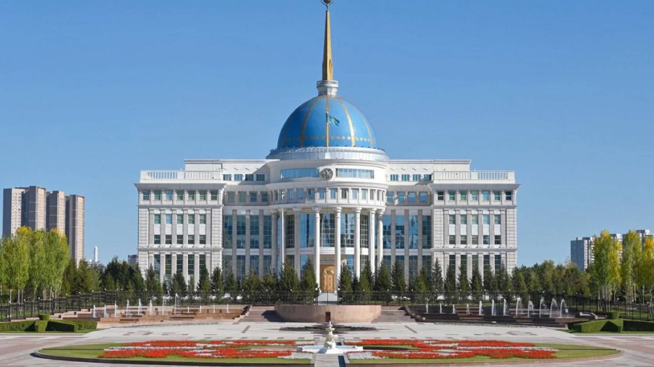 Президент поручил Бектенову представить план экономических реформ в интересах граждан Премьер министр должен сделать это до конца недели Речь о конкретных мерах касающихся разработанной правительством программы экономических реформ Правительству нужно внести коррективы и принять решения направленные на поддержку малого и среднего бизнеса улучшение инвестиционного климата а также оздоровление экономической ситуации в стране При этом Токаев считает что основные параметры экономической политики правительства соответствуют стратегическим интересам Казахстана учитывают глобальную конъюнктуру и рыночные тенденции Фото Акорда t me orda kz