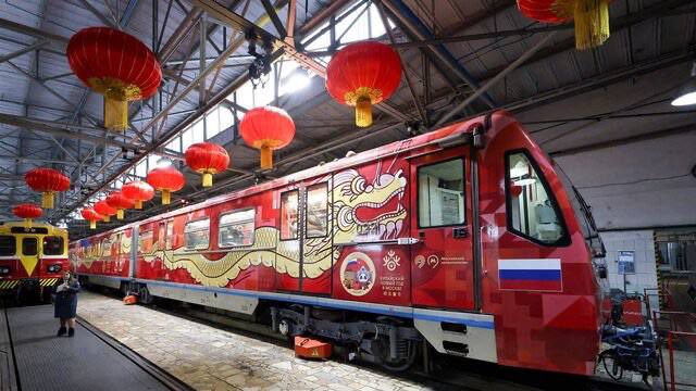 На Арбатско Покровской линии запустили тематический поезд в рамках китайского Нового года Сам праздник в Китае отмечают с 17 февраля в течении двух недель В Москве в честь китайского Нового года пройдет фестиваль с 16 февраля до 1 марта Нейромосквич