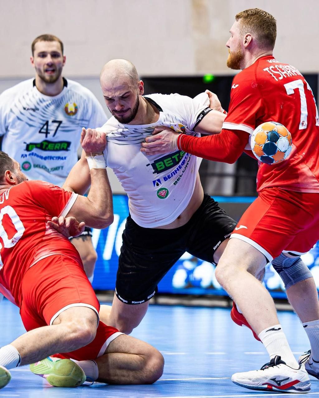 Гандболисты национальной сборной Беларуси победили соперников из Китая на международном турнире Кубок дружбы 2026 в Москве  Итоговый счет 34 22 Завтра белорусские гандболисты сыграют со второй сборной России а в заключительный день соревнований 7 января встретятся с основной российской сборной olympicteamby