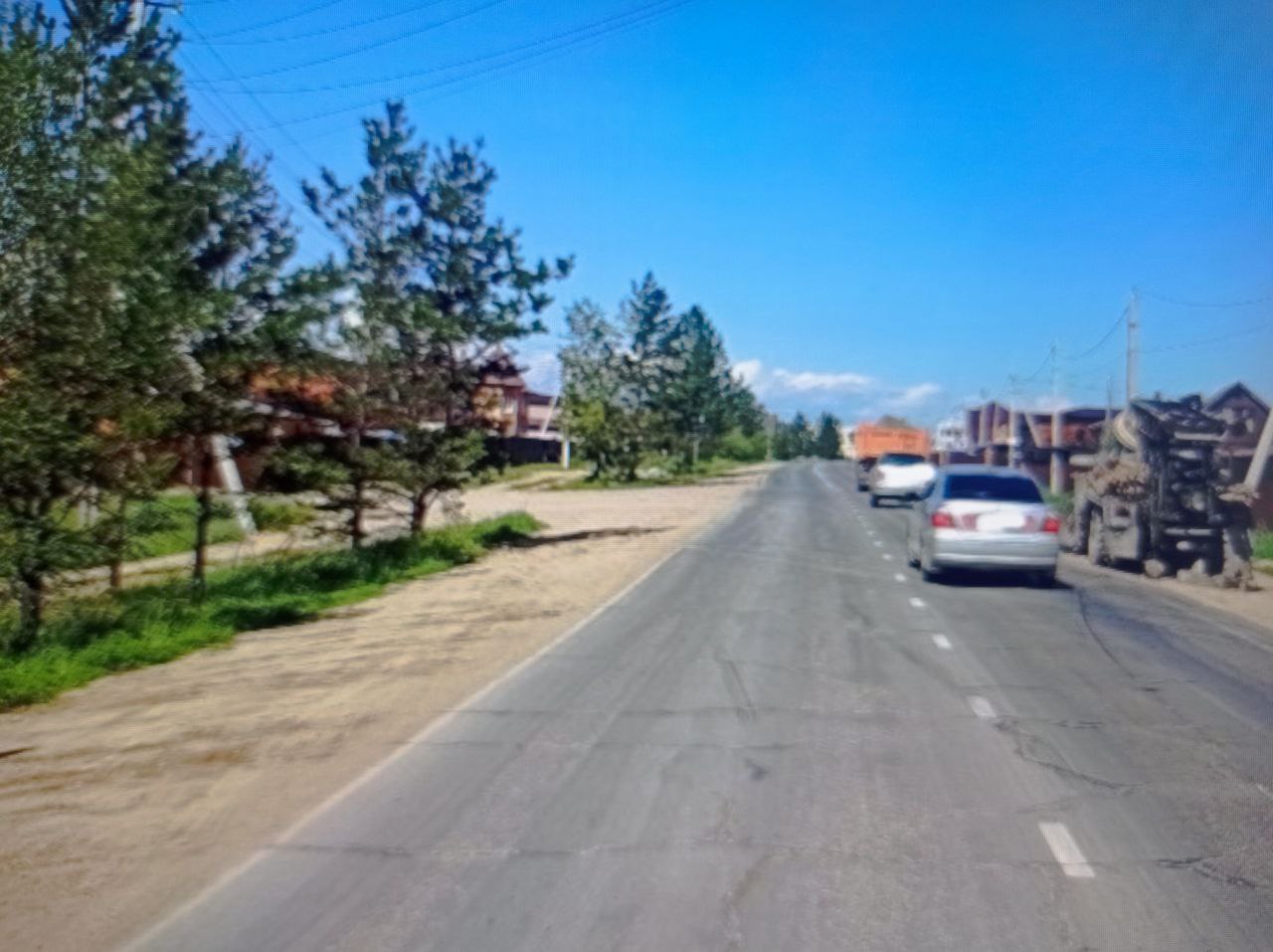 По предварительным данным 24 июля в дневное время на автодороге "Смоленка-Карповка" мкр.Добротный" при движении а/м "Урал" произошло отбрасывание предмета заднее левое колесо в двигающегося по обочине несовершеннолетнего пешехода.В результате дорожно-транспортного происшествия ребенок пешеход доставлена в медицинское учреждение, госпитализирована.Сотрудниками полиции устанавливаются причины и обстоятельства произошедшего.
