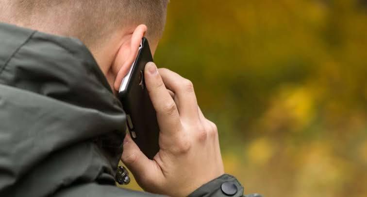 Россияне стали больше звонить по телефону после блокировки звонков в мессенджерах Начиная с августа голосовой трафик вырос в среднем более чем на четверть по всей стране и более чем на 50 в Москве Из за изменения поведения абонентов операторы связи уже начали обновлять тарифы пока добавляя в них минуты для звонков но на стабилизацию ситуации могут уйти месяцы кто то продолжит активнее пользоваться традиционными мобильными звонками кто то мигрирует в доступные мессенджеры который почти не осталось в России Гуд Афтенун Новости