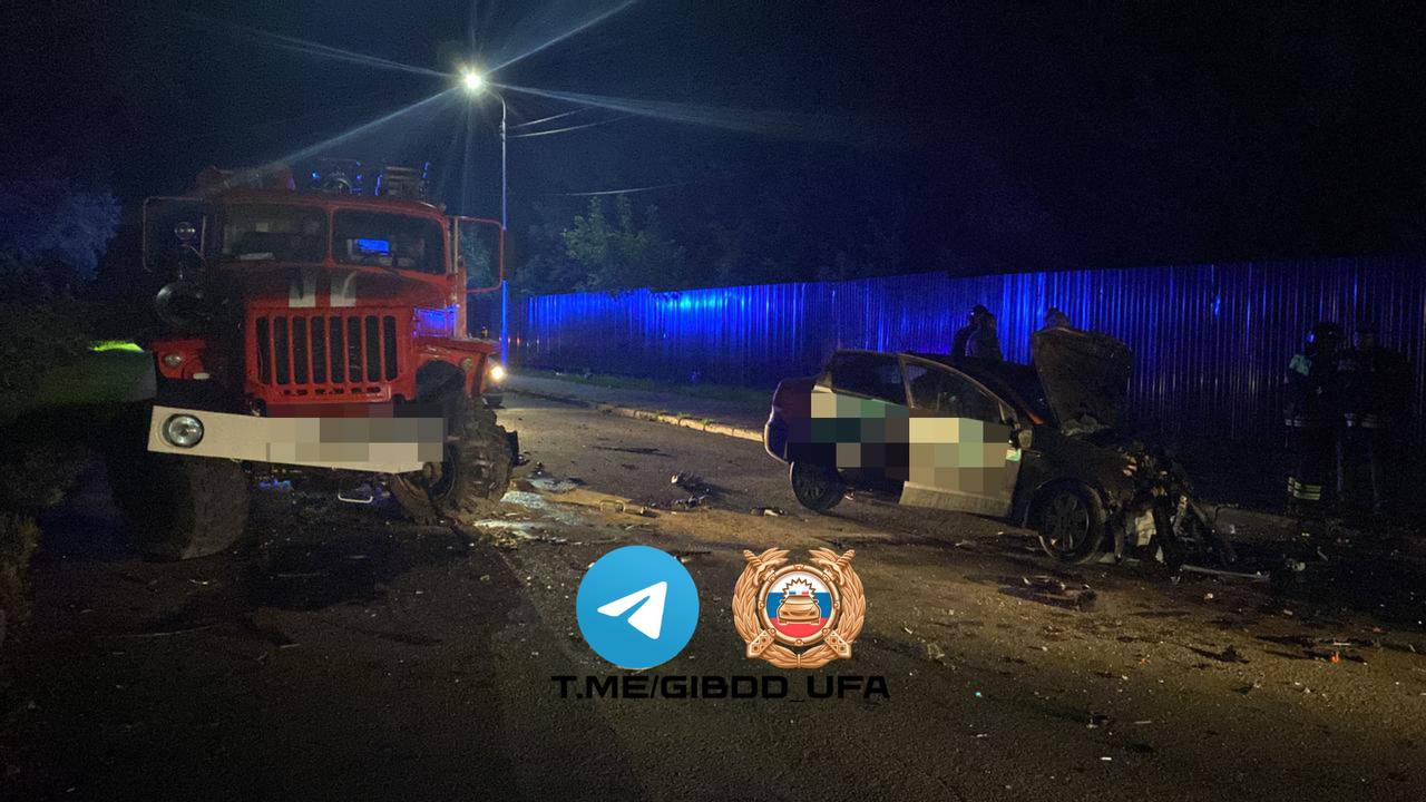 В Уфе произошло ДТП с участием пожарной машины Как сообщили в пресс-службе Госавтоинспекции Уфы, в ночь на 2 августа, примерно в первом часу, произошла авария с участием 20-летней девушки без водительских прав, управлявшей автомобилем «Фольксваген Поло». По предварительным данным, девушка двигалась по местному проезду от дома 1 на улице Комарова в сторону улицы Комарова и столкнулась с пожарной машиной «Урал», которая ехала навстречу. В результате ДТП водитель и пассажир иномарки были госпитализированы с травмами. У водителя был произведён забор крови на анализ на наличие алкоголя. По факту ДТП начато административное расследование. Обратная связь Подписаться