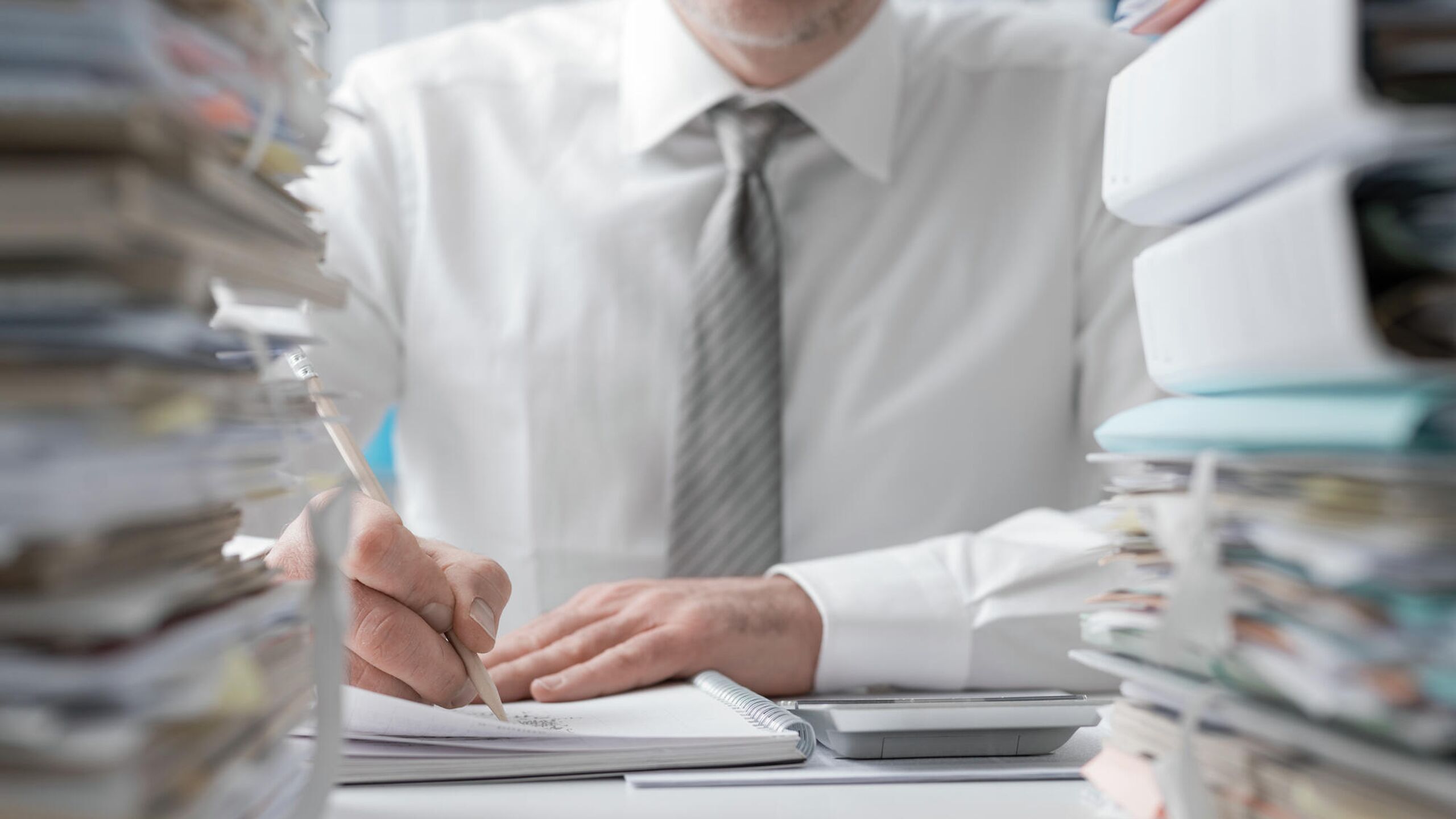 С 1 ноября нотариусы будут обязаны проверять наличие долгов у умерших и сообщать о результатах потенциальным наследникам рассказал агентству Прайм член Комиссии Федеральной нотариальной палаты по использованию информационных технологий нотариус Самарской области Радик Сафин