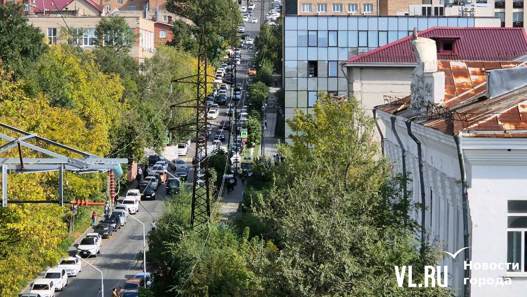 У здания Россельхозбанка возле остановки «Краевая больница» несколько минут назад произошла авария. Очевидцы говорят, что автомобиль въехал в здание банка и сбил несколько пешеходов. Звон разбившихся отделочных плит и удар о стену в момент ДТП было слышно даже на соседних улицах. Скорая помощь уже на месте.