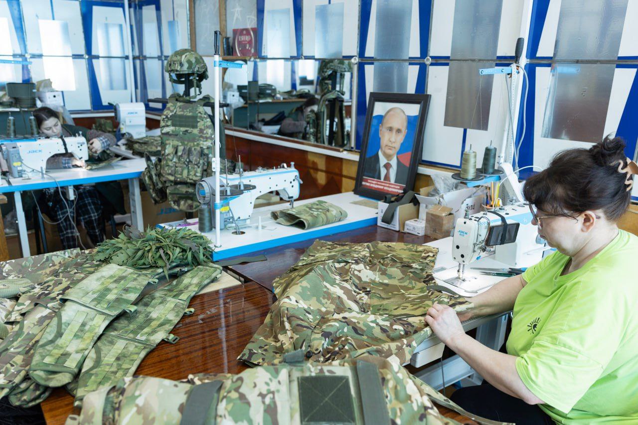На сегодняшний день в Крыму более 250 тысяч субъектов малого и среднего предпринимательства, включая самозанятых. Это в три раза больше, чем в 2016 году. Об этом сообщил Глава РК Сергей Аксёнов. Он поздравил крымских предпринимателей с профессиональным праздником. "По итогам прошлого года объем господдержки малого и среднего бизнеса в виде займов, гарантий, лизинга и других мер превысил 3, 2 млрд рублей. Очень важно, что многие крымские предприниматели вносят свой вклад в поддержку наших воинов, отправляют гуманитарную и военно-техническую помощь в зону проведения СВО", - отметил Аксёнов.