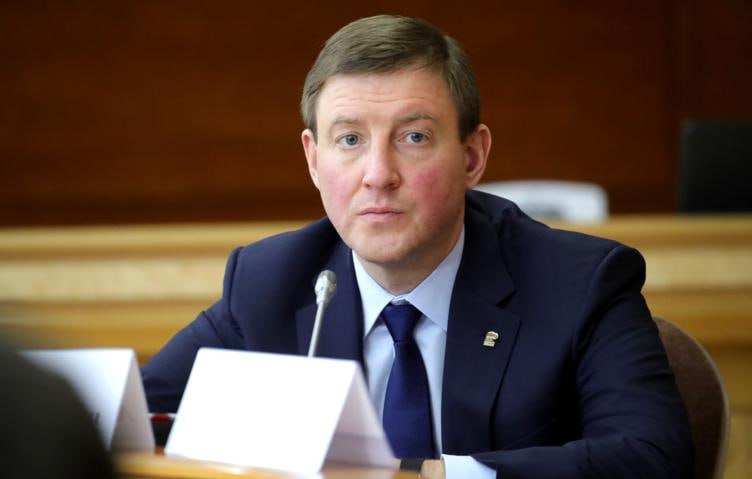 В Республике Алтай все частные клиники отказались от проведения абортов Ранее глава республики Андрей Турчак потребовал от последней частной клиники региона имеющей лицензию на проведение абортов отказаться от нее Евромедцентр стал последней частной клиникой которая добровольно отказалась от проведения абортов в нашей Республике Благодарю за это ответственное решение Рассчитываю что сработали не предупреждения а прежде всего здравый смысл и искренняя забота о будущем написал Турчак в своем телеграм канале Турчак добавил что из 328 жительниц обратившихся в 2025 году в госучреждения региона за направлением на аборт 30 в итоге отказались от прерывания беременности Это без малого сто детей сто спасенных жизней Наши будущие жители И это только начало Число сохраненных беременностей растет а значит мы на правильном пути сказал он О своем намерении отозваться на призыв Святейшего Патриарха Московского и всея Руси Кирилла и вывести аборты из частной сферы Турчак заявил в октябре этого года Ранее в регионе приняли закон запрещающий склонение беременных женщин к аборту Патриаршая комиссия по вопросам семьи