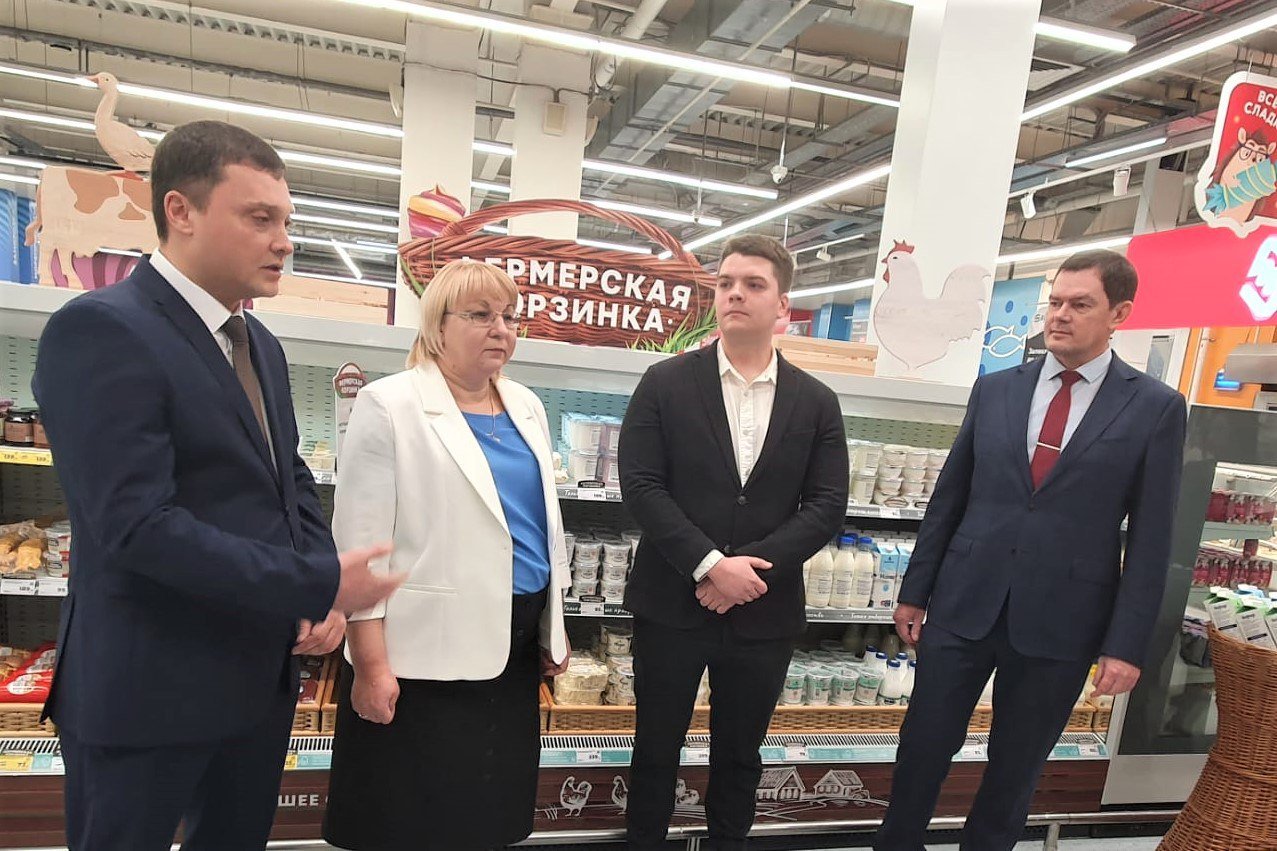 Первый агрегатор фермерской продукции запустили в Краснодарском крае  Проект реализован розничной сетью «Магнит» совместно с сельхозкооперативом из Горячего Ключа «Солнечный круг» при поддержке министерства сельского хозяйства и перерабатывающей промышленности края. Презентация состоялась в Краснодаре.  – В регионе работает около 14 тысяч фермерских хозяйств, более 160 кооперативов. Ежегодно они наращивают объемы производства и уже готовы организовывать системные поставки. Растут не только количественно, но и качественно. Продукция стала узнаваемыми российскими брендами, отмечена региональными и всероссийским знаками качества. Они активные участники программы импортозамещения. Агрегатор даст не только дополнительный канал сбыта, но и снизит затраты на логистику. А жители и гости края получат возможность приобретать уникальные фермерские товары в ближайшем магазине, – сказала замминистра сельского хозяйства края Светлана Макарец.