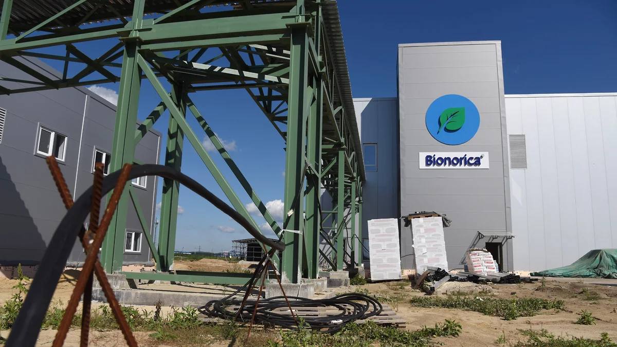 Незапущенный завод компании Bionorica под Воронежем сменил владельца  Юрлицо завода немецкой фармацевтической компании Bionorica в индустриальном парке «Масловский» в Новоусманском районе Воронежской области — ООО «Бионорика фармасьютикалс» — сменило собственника. Предприятие приобрела владимирская структура группы компаний «Аквион капитал рус», специализирующаяся на производстве биологически активных добавок к пище.   Благодаря сделке новый владелец рассчитывает «значительно увеличить производственные мощности по выпуску широкого спектра форм лекарственных препаратов». При этом эксперты объясняют сделку не только санкциями, но и экономическими расчетами компании Bionorica.  Фото: Олег Харсеев/Коммерсантъ