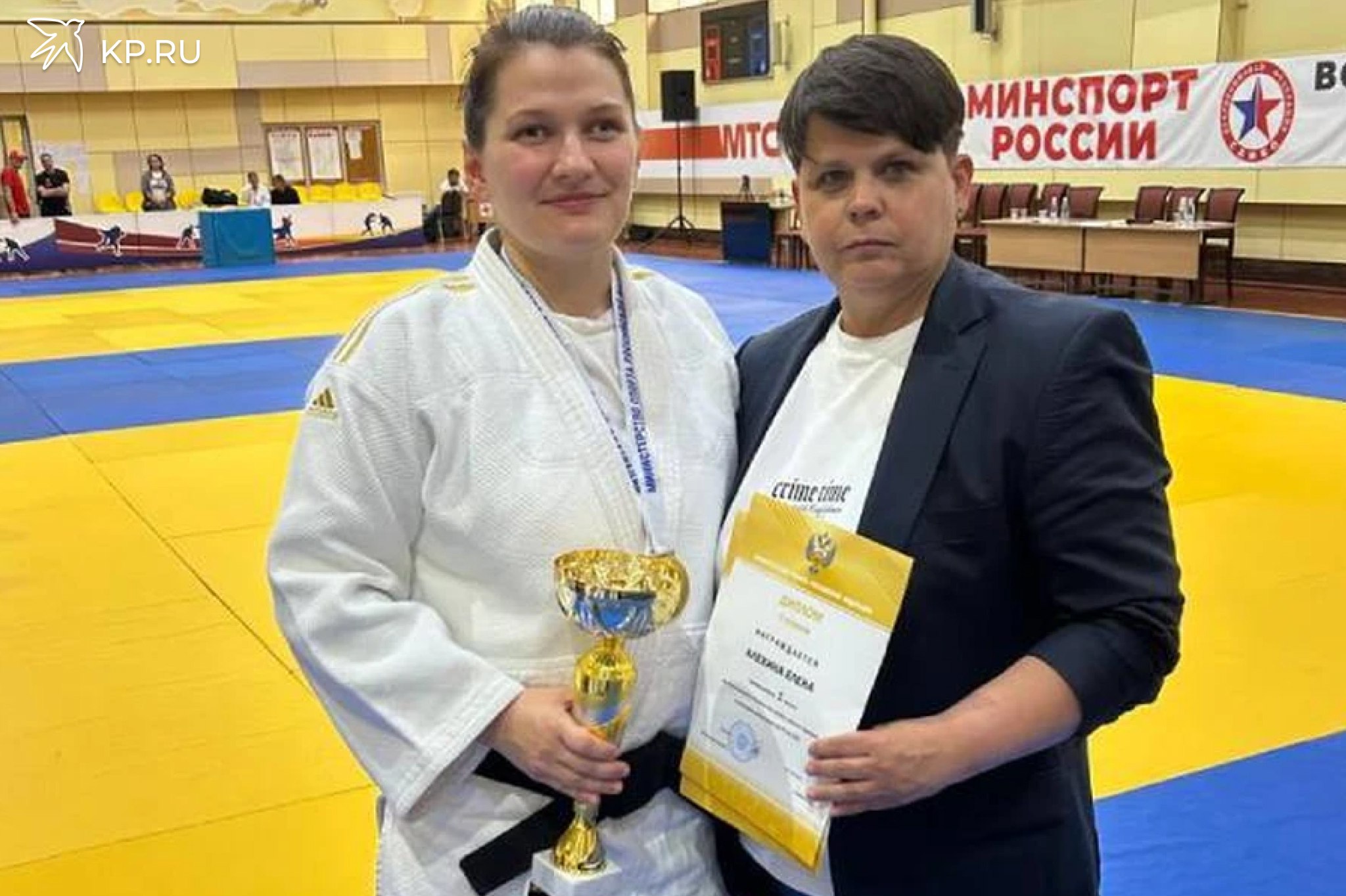 Воронежские дзюдоисты с нарушением зрения завоевали три медали на чемпионате России Воронежские дзюдоисты с нарушением зрения завоевали три медали на чемпионате России, проходившем в Чебоксарах. Об этом сообщили в региональном Центре спортивной подготовки сборных команд. Чемпионат России по спорту слепых проходил с 13 по 15 июня в Чебоксарах. В нем участвовали 82 спортсмена из 18 регионов. Воронежскую область представляли четыре спортсмена: Елена Алехина, Илья Вольнов, Анастасия Долгих и Вероника Николаева. У трех из них в итоге в активе медали. Мастер спорта Елена Алехина стала чемпионкой России в весовой категории 70+ кг, победив в финале мастера спорта международного класса Ольгу Позднышеву из Ханты-Мансийского автономного округа. Илья Вольнов стал третьим в весовой категории 60 кг, Анастасия Долгих завоевала бронзу в весовой категории 57 кг. Вероника Николаева была очень близка от медали. Она стала четвертой в весовой категории 48 кг. Наших спортсменов подготовила к чемпионату тренер-преподаватель, отличник физической культуры и спорта Е. А. Дудченко.