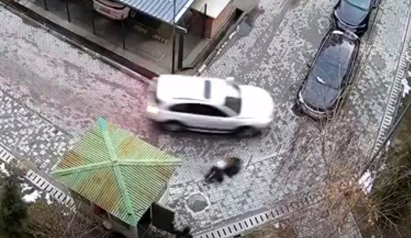 На Юнусабаде водитель протащил мужчину на своей машине видео   repost uz konflikt vo dvore Подписывайтесь на Repost