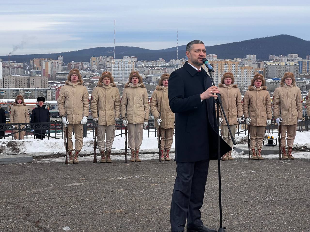 В 12.00 над Читой прозвучал выстрел из гаубицы Д-30 в честь Дня народного единства   На смотровой площадке на Титовской сопке собрались представители 13-ти диаспор и общин Ассамблеи народов Забайкалья. Театр национальных культур «Забайкальские узоры» выступил с концертными номерами.   «Особенно отрадно видеть сегодня молодежь, жителей  нашего города, активистов. На нас с вами, особенно в этих военно-исторических условиях, на нынешнем поколении людей возложены ключевые обязанности, на нашей молодежи лежит историческая ответственность за то, насколько мы будем помнить о бесценном опыте, о мудрости накопленной в нашей истории, насколько мы будем бережно ее сохранять и сами следовать этой мудрости. Поэтому я всех поздравляю с праздником», - подчеркнул губернатор Забайкалья Александр Осипов.  Также со словами поздравления, обратились представители конфессий региона.   День народного единства занимает особое место среди государственных праздников современной России. В нашей стране живут представители более 190 народов, а в Забайкалье — 123.    Подписывайтесь: