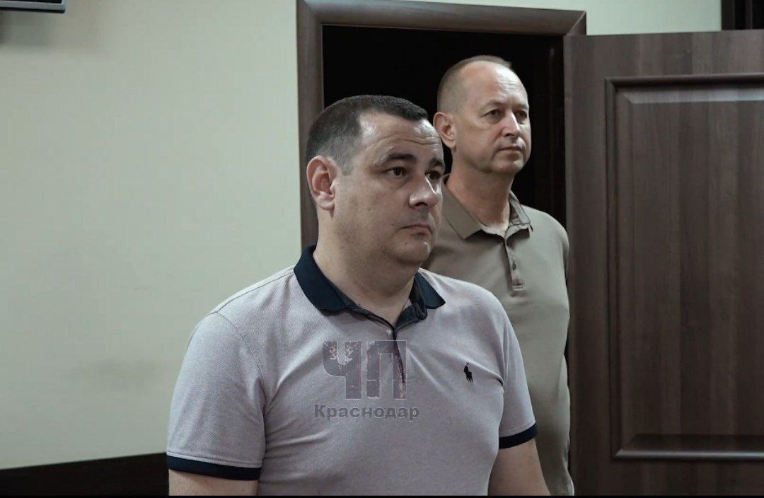 Превратности судьбы: в Краснодаре двоих бывших адвокатов отправили за решетку!   История такая: адвокат Юрий Костенко через своего коллегу Андрея Бобровицкого взял у подозреваемого-подростка миллион рублей. Костенко обещал, что передаст деньги следователям, дабы те закрыли дело против парня. На самом деле он просто хотел прикарманить деньги. Бобровицкий же, как выяснилось, не был в курсе мошеннических планов Костенко и действительно думал, что помогает передать взятку.  В итоге, при передаче денег Бобровицкого задержали сотрудники ФСБ. Он сразу согласился сотрудничать и под контролем оперативников передал деньги Костенко. Обоих адвокатов арестовали.  Суд признал Костенко виновным в покушении на мошенничество и приговорил его к 2 годам колонии общего режима и штрафу 80.000₽. Бобровицкий получил 1 год и 6 месяцев за покушение на посредничество во взяточничестве. Оба взяты под стражу прямо в зале суда.