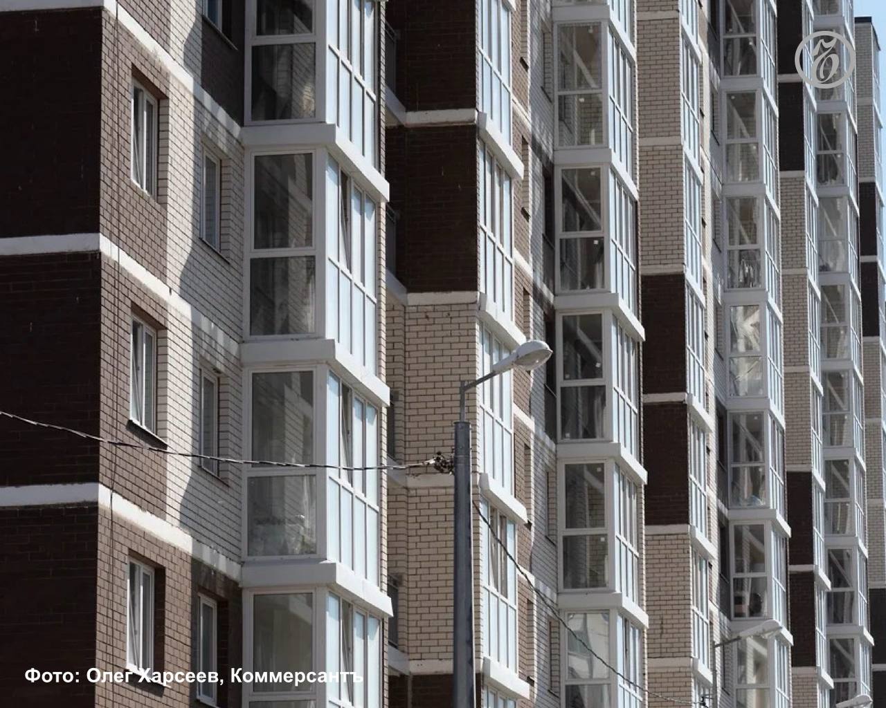 В Едином реестре проблемных объектов Краснодарского края числятся четыре незавершенных объекта строительства которые затрагивают права примерно 500 человек Об этом сообщают Ведомости Юг со ссылкой на департамент по надзору в строительной сфере региона Один из объектов Южный берег в Геленджике который планировалось завершить в декабре 2020 года Дольщикам этого проекта должны выплатить денежную компенсацию до конца 2025 года Три других долгостроя расположены в Краснодаре Жилой комплекс Анит сити планируют сдать к концу 2025 года ЖК Заря и жилой комплекс Луч должны быть введены в эксплуатацию во втором квартале 2026 года Подписывайтесь на Ъ Кубань Оставляйте бусты