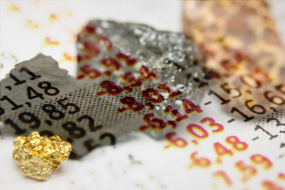 После периода снижения стоимость золота демонстрирует уверенное восстановление прибавив с начала недели более 3 5 Котировки драгоценного металла превысили уровень в 4150 долларов за тройскую унцию достигнув локального максимума на отметке 4154 82 доллара Как отмечают аналитики импульсом для роста сырьевых рынков включая золото стало политическое соглашение в США Сенат страны принял резолюцию позволяющую возобновить финансирование федерального правительства и избежать его остановки Эта новость была позитивно воспринята инвесторами   Подробнее на сайте РА Русмет