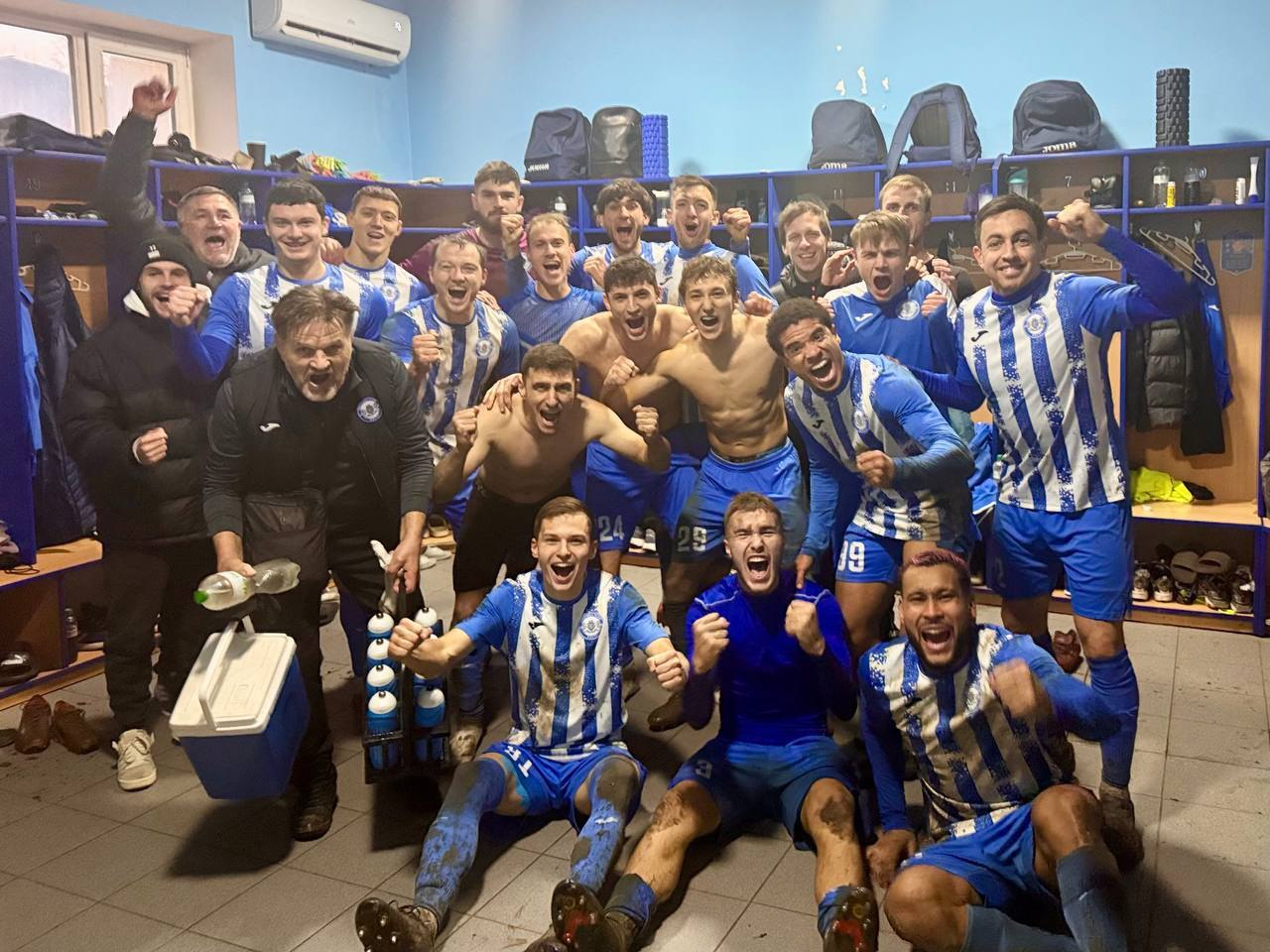 ФК Бэлць утвердил план подготовки ко второй части сезона ФК Бэлць определил график зимней подготовки команды Как сообщили в клубе футболисты выйдут из отпуска в середине января и сразу приступят к тренировкам В феврале команда отправится на двухнедельный учебно тренировочный сбор в Турцию где продолжит подготовку к возобновлению сезона По информации руководства состав планируется сохранить примерно на 90 процентов С игроками у которых истекают контракты сейчас ведутся переговоры Что касается возможных усилений клуб намерен пригласить не более двух трёх новых футболистов исходя из текущих финансовых возможностей В списке потенциальных новичков значатся как молдавские игроки так и легионеры