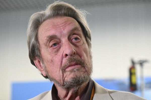 Отец Илона Маска сообщил о желании посмотреть новые регионы России По словам Эррола Маска, он также хотел бы побывать в перспективе в Донецке. «Я был на встрече, где выступал министр иностранных дел России Сергей Лавров. И он сказал, что люди на западной Украине говорят о жителях востока Украины как о «существах», которых необходимо истребить. Мне не понравилось это. Да, я хотел бы посмотреть на те части России, которые воссоединились с Россией, а эти искусственные границы, которые были нарисованы, ни к чему», — сказал инженер в интервью проекту «Центральный канал» в VK Видео. Отец американского миллиардера уже посещал Россию. Эррол Маск прилетел в Москву в начале июня для участия в «Форуме будущего 2050». Подпишись на «Говорит Москва»