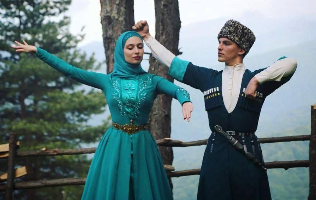 Запрет на использование элементов мужской национальной одежды в женских нарядах ввели в Чечне В Чечне введен запрет для дизайнеров на использование элементов мужской национальной одежды в женских нарядах поскольку это противоречит традиционным нормам О этом сообщило региональное Министерство культуры Так например газыри являвшиеся важной частью мужского костюма изначально имели практическое и символическое значение в них воины хранили пороховые заряды Со временем они стали знаком мужества чести и защитнического духа Поэтому использование подобных элементов в женской одежде воспринимается как посягательство на мужскую символику и нарушение вековых традиций пояснили в министерстве Южная служба новостей