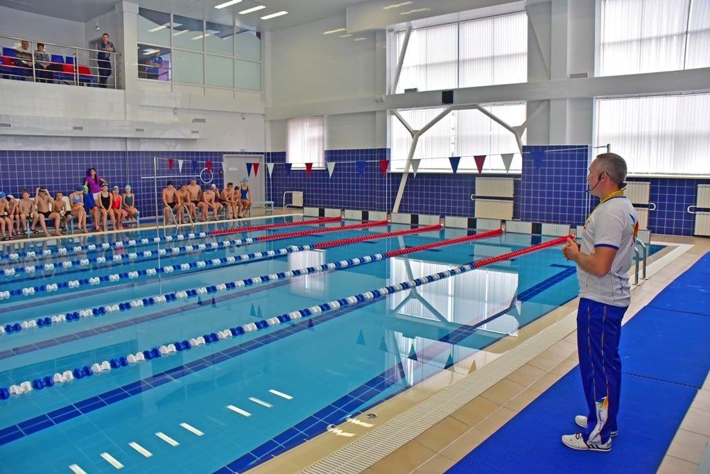 Пора оформить налоговый вычет на занятия спортом Минспорт опубликовал перечень организаций клиенты которых смогут получить налоговый вычет за занятия спортом в 2026 году Всего в списке 141 учреждение это спортивные комплексы школы фитнес клубы тренажерные залы бассейны и стадионы из разных уголков нашего края Радует что в их числе не только бюджетные организации но и индивидуальные предприниматели Право на налоговый вычет за спорт действует три года то есть в 2026 году можно будет оформить возврат средств потраченных на занятия в 2023 2024 и 2025 м Родители могут оформить вычет за платные занятия ребенка Для получения вычета необходимо сохранить документы подтверждающие оплату услуг в утверждённых организациях и обратиться в налоговую службу лично или онлайн Максимальная сумма которую можно вернуть за занятия спортом с 2024 года составляет 19 500 рублей Если ваш доход превышает 2 4 млн рублей в год то ставка НДФЛ может быть повышенной что увеличит размер вычета